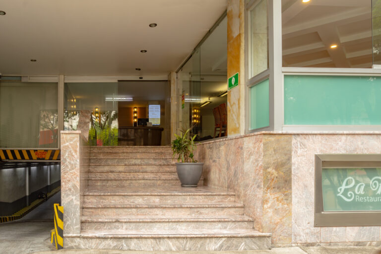hotel-milan-airbnb-entrada