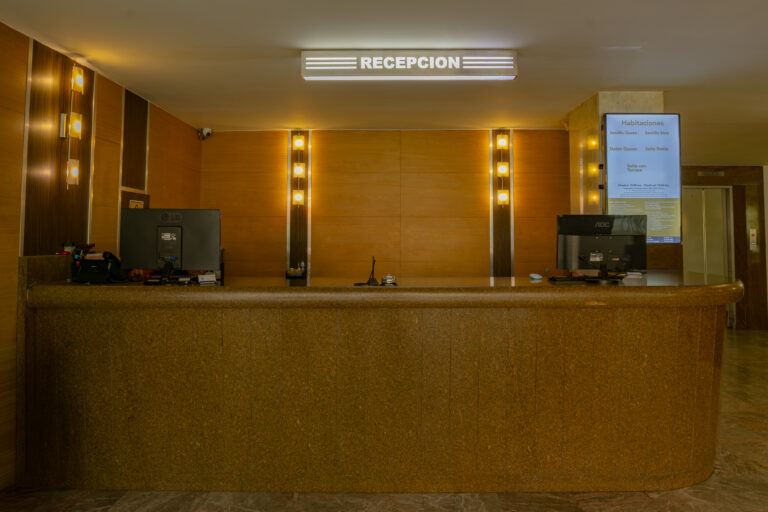 hotel-milan-airbnb-recepcion